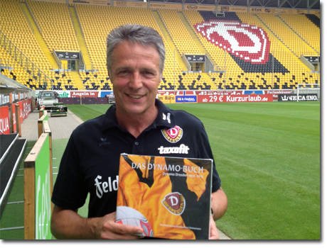 Uwe Neuhaus mit Dynamo Buch